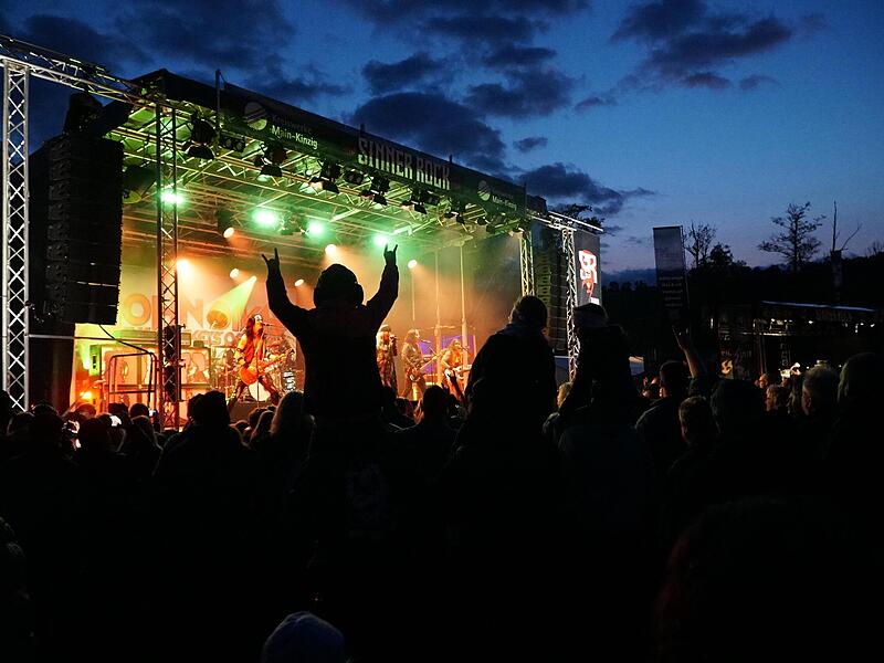 Ob klein oder groß, ob alt oder jung: Das Sinner-Rock-Festival 2024 lockte tausende Fans nach Altengronau. Ob klein oder groß, ob alt oder jung: Das Sinner-Rock-Festival 2024 lockte tausende Fans nach Altengronau.