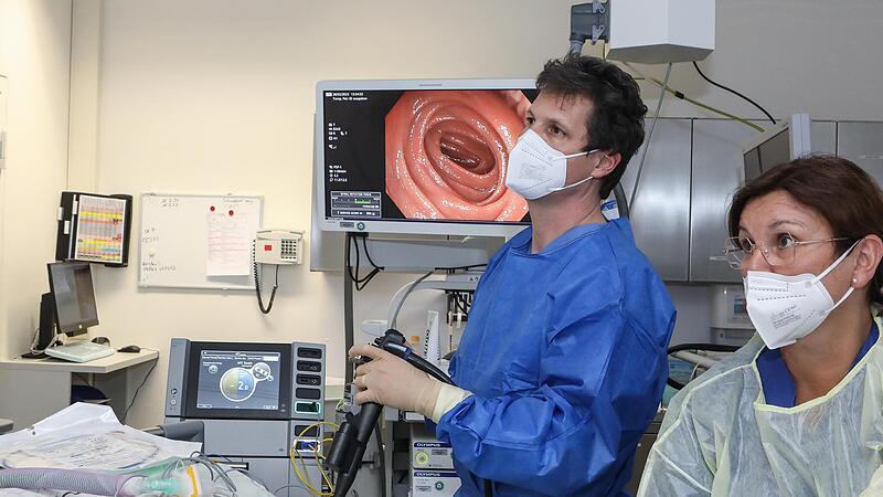 Für Prof. Dr. Felix Gundling, dem Chefarzt der Gastroenterologie am Bamberger Klinikum, gehört das Durchführen von Darmspiegelungen zur täglichen Aufgabe. Für Prof. Dr. Felix Gundling, dem Chefarzt der Gastroenterologie am Bamberger Klinikum, gehört das Durchführen von Darmspiegelungen zur täglichen Aufgabe.