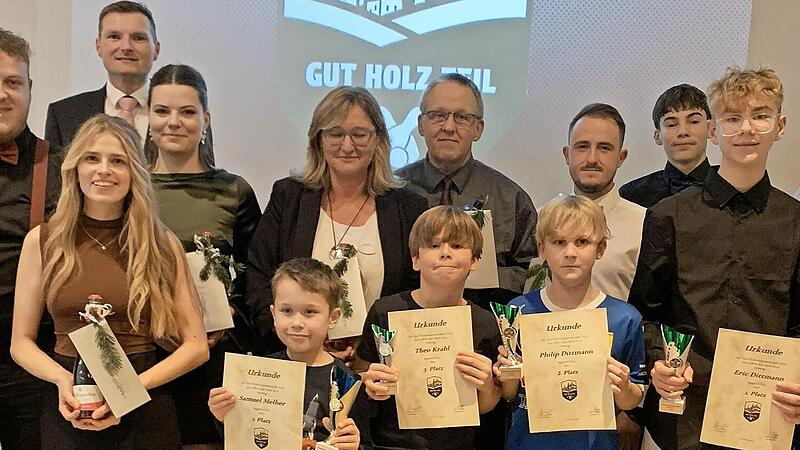 Von links nach rechts: Zweiter Vorsitzender Holger Jahn, Zweiter Sportwart Pascal &Ouml;sterling, Michelle Kleinhenz, Vorsitzender Marcus Fr&ouml;hlich, Janina Kleinhenz, Samuel Melber, Sabine Schropp, Theo Krahl, Heiko Held, Philip Dittmann, Dominic &Ouml;sterl...