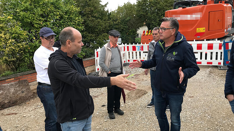 Die Anwohner Michael Denk (v. l.) und Peter Peifer (h. r.) lieferten sich eine hei&szlig;e Debatte mit B&uuml;rgermeister Karsten Fischkal (v. r.) in Adelsdorf.