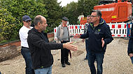 Die Anwohner Michael Denk (v. l.) und Peter Peifer (h. r.) lieferten sich eine heiße Debatte mit Bürgermeister Karsten Fischkal (v. r.) in Adelsdorf. Die Anwohner Michael Denk (v. l.) und Peter Peifer (h. r.) lieferten sich eine heiße Debatte mit Bürgermeister Karsten Fischkal (v. r.) in Adelsdorf.