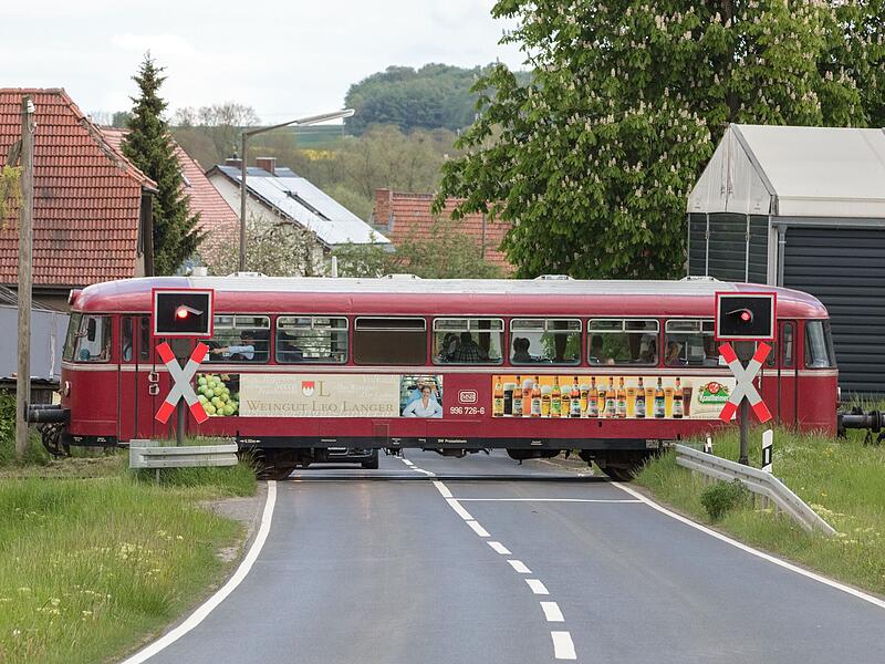 Bahnübergänge müssen mit Schranken gesichert werden, wenn die Mainschleifenbahn regelmäßig im Nahverkehr eingesetzt wird. Bahnübergänge müssen mit Schranken gesichert werden, wenn die Mainschleifenbahn regelmäßig im Nahverkehr eingesetzt wird. 