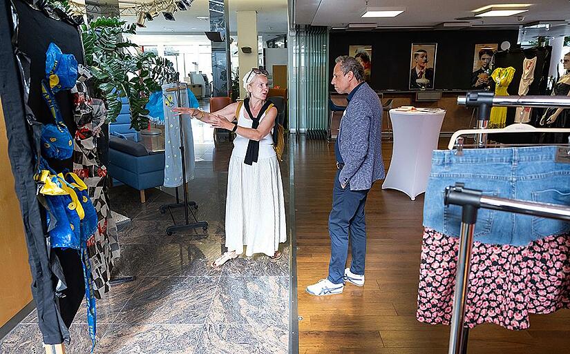 Umweltminister Thorsten Glauber besucht mit Elli Erdmann die Upcycling-Ausstellung der Berufsfachschule für Kinderpflege in der Sparkasse Forchheim. Umweltminister Thorsten Glauber besucht mit Elli Erdmann die Upcycling-Ausstellung der Berufsfachschule für Kinderpflege in der Sparkasse Forchheim.