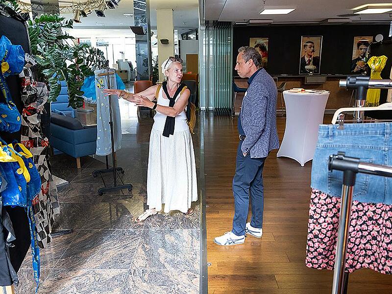 Umweltminister Thorsten Glauber besucht mit Elli Erdmann die Upcycling-Ausstellung der Berufsfachschule f&uuml;r Kinderpflege in der Sparkasse Forchheim.
