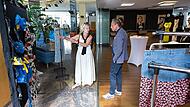 Umweltminister Thorsten Glauber besucht mit Elli Erdmann die Upcycling-Ausstellung der Berufsfachschule f&uuml;r Kinderpflege in der Sparkasse Forchheim.