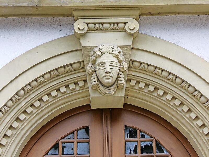 Das Portal am Amtsgericht Lichtenfels.