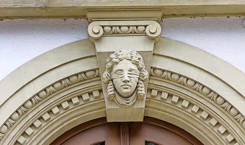 Das Portal am Amtsgericht Lichtenfels.