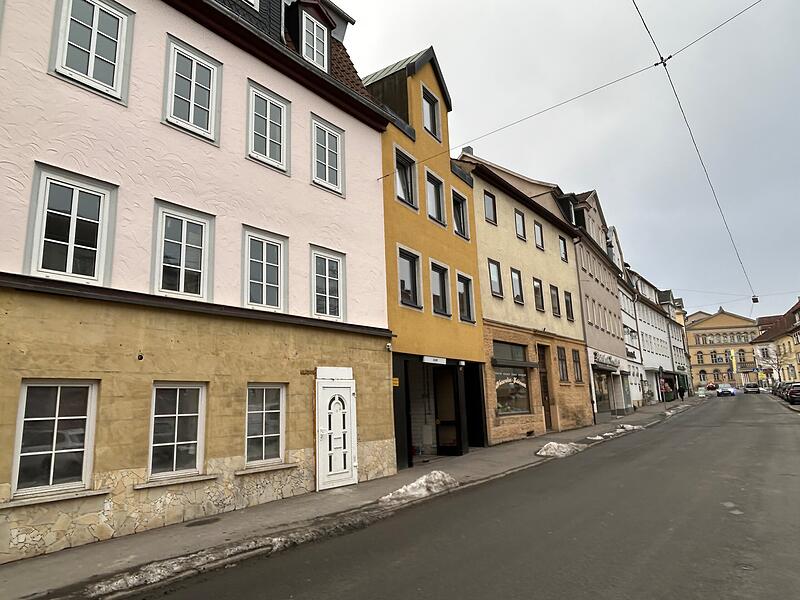 Der Obere B&uuml;rgla&szlig; in Coburg entwickelt sich zu einer neuen Gastro-Meile. Im ehemaligen Nachtclub &bdquo;La Rouge&ldquo; (Geb&auml;ude links) entsteht jetzt ein Caf&eacute; mit Tapas-Bar.