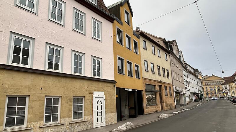 Der Obere B&uuml;rgla&szlig; in Coburg entwickelt sich zu einer neuen Gastro-Meile. Im ehemaligen Nachtclub &bdquo;La Rouge&ldquo; (Geb&auml;ude links) entsteht jetzt ein Caf&eacute; mit Tapas-Bar.