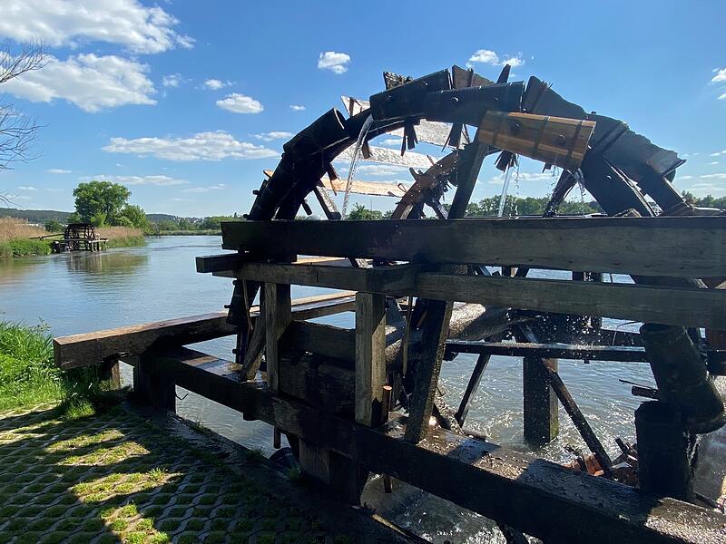 Das Vierzigmannrad ist eines der zehn Wassersch&ouml;pfr&auml;der der Gemeinde M&ouml;hrendorf.  Von Mai bis September sind sie in Betrieb und k&ouml;nnen bewundert werden.