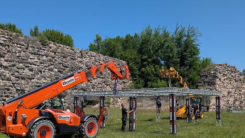 Aufbau der Tilting Ladders mithilfe von zwei Kr&auml;nen