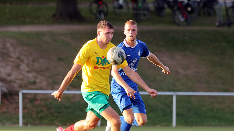 Der Bamberger Patrick G&ouml;rtler (gelbes Trikot) behauptet den Ball gegen Lukas Halbig vom FC Bad Kissingen.