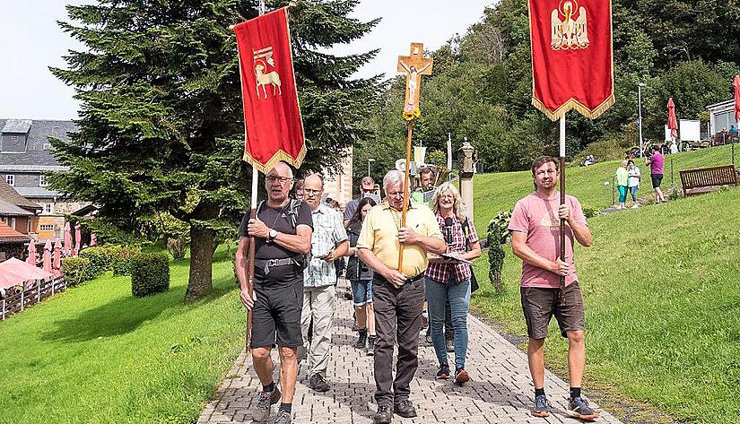 Der Stangenrother Wallfahrtszug auf dem Rückweg nach dem Wallfahrtssegen.