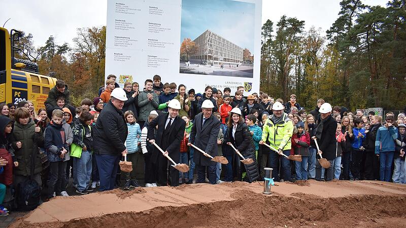 Beim Spatenstich in Spardorf (von links); Landtagsabgeordneter Werner Nussel, B&uuml;rgermeister Andreas Wasielewski, Landrat Alexander Tritthart, Schuldirektorin Nora Leykamm, Kreisbaumeister Thomas Lux und Architekt Volker Rupprecht