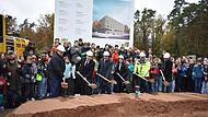 Beim Spatenstich in Spardorf (von links); Landtagsabgeordneter Werner Nussel, B&uuml;rgermeister Andreas Wasielewski, Landrat Alexander Tritthart, Schuldirektorin Nora Leykamm, Kreisbaumeister Thomas Lux und Architekt Volker Rupprecht