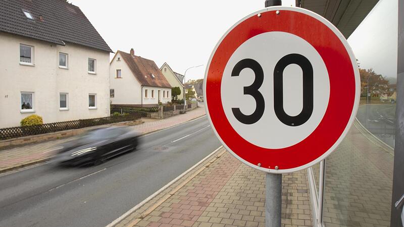 Tretzendorf: Weil in der Rathausstraße in Tretzendorf zu schnell gefahren wird, fordern einige Bürger die Einrichtung einer Tempo-30-Zone (Symbolbild)Forchheim & Fränkische Schweiz
