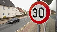 Tretzendorf: Weil in der Rathausstraße in Tretzendorf zu schnell gefahren wird, fordern einige Bürger die Einrichtung einer Tempo-30-Zone (Symbolbild)Forchheim & Fränkische Schweiz