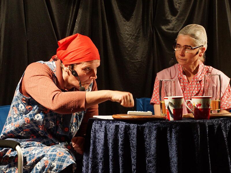 Auguste (Andrea Wehner, links) und Babet (Gisela Kl&ouml;ffel) haben ihre ganz eigenen Ansichten &uuml;ber das Leben.