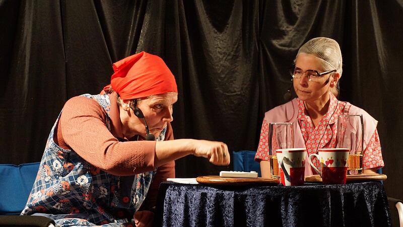 Auguste (Andrea Wehner, links) und Babet (Gisela Kl&ouml;ffel) haben ihre ganz eigenen Ansichten &uuml;ber das Leben.