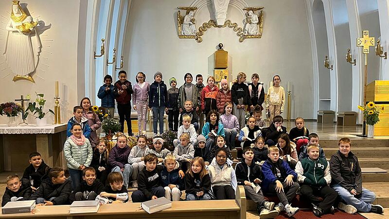 Die Dritt- und Viertklässer in der Kirche St. Vinzenz. Die Dritt- und Viertklässer in der Kirche St. Vinzenz.