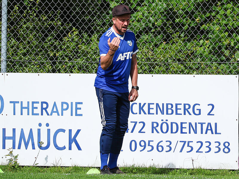 Großgarnstadts Trainer Christian Beetz mit vollem Einsatz an der Außenlinie.