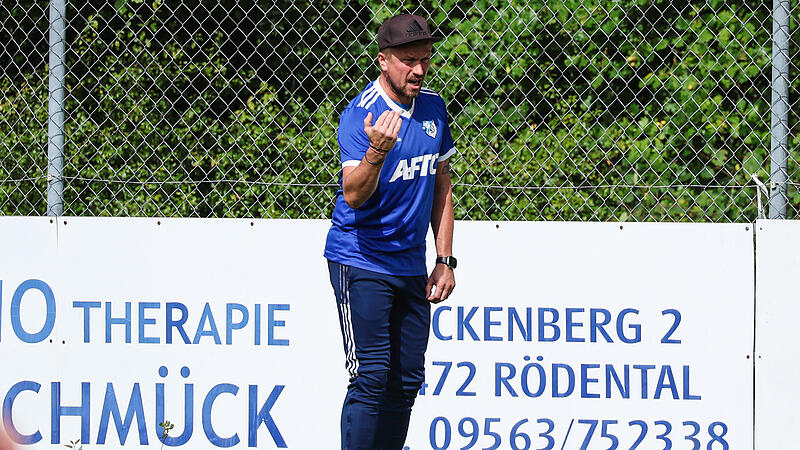 Großgarnstadts Trainer Christian Beetz mit vollem Einsatz an der Außenlinie.
