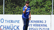 Großgarnstadts Trainer Christian Beetz mit vollem Einsatz an der Außenlinie.