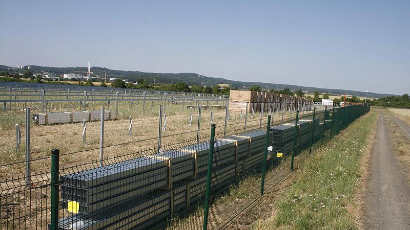 Vorboten der PV-Anlage bei Unterlauter sind schon zu sehen. Der hier produzierter Strom soll dann direkt an das Coburger Industrieunternehmen Kaeser (im Hintergrund) geliefert werden.