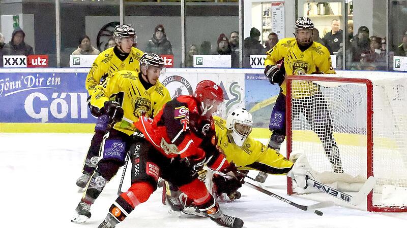 Gro&szlig;chance f&uuml;r den  Ha&szlig;furter Josef Dana (vorne) vor dem Bayreuther Geh&auml;use. Kaum zu glauben, dass G&auml;stetorwart Daniel Arendas den Puck mit seiner Kelle noch abwehren kann. Von links die Bayreuther Stephan Trolda und Lukas Klughardt, hinten rechts...