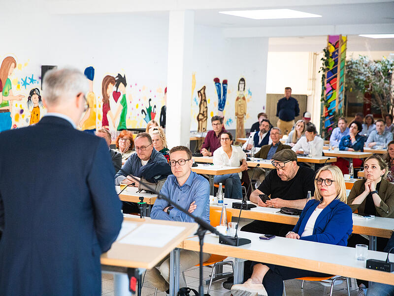 Hassbotschaften aus den eigenen Reihen? Die Staatsanwaltschaft Bamberg ermittelt gegen einen Forchheimer Stadtrat. Er soll einen Kollegen mit einem anonymen Facebook-Profil beleidigt haben.