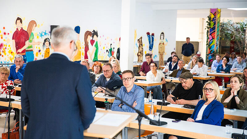 Hassbotschaften aus den eigenen Reihen? Die Staatsanwaltschaft Bamberg ermittelt gegen einen Forchheimer Stadtrat. Er soll einen Kollegen mit einem anonymen Facebook-Profil beleidigt haben.