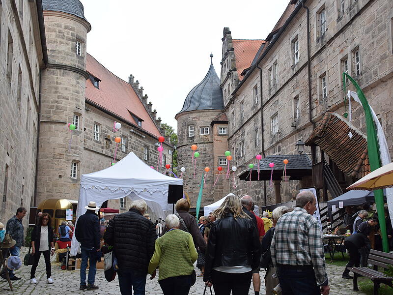 Rosenmesse 2026 in Kronach: Die sch&ouml;nsten Bilder von der Festung RosenbergViele Bilder: Die Rosenmesse auf der Festung Rosenberg bezaubert