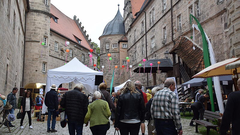 Rosenmesse 2026 in Kronach: Die sch&ouml;nsten Bilder von der Festung RosenbergViele Bilder: Die Rosenmesse auf der Festung Rosenberg bezaubert