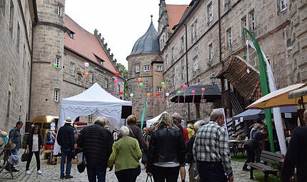 Rosenmesse 2026 in Kronach: Die sch&ouml;nsten Bilder von der Festung RosenbergViele Bilder: Die Rosenmesse auf der Festung Rosenberg bezaubert
