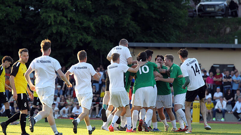 Keine Chance zu entkommen: Yannick Görl wurde von seinen Teamkollegen für sein 2:0 gegen den TSV Breitengüßbach gefeiert.