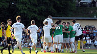 Keine Chance zu entkommen: Yannick Görl wurde von seinen Teamkollegen für sein 2:0 gegen den TSV Breitengüßbach gefeiert.