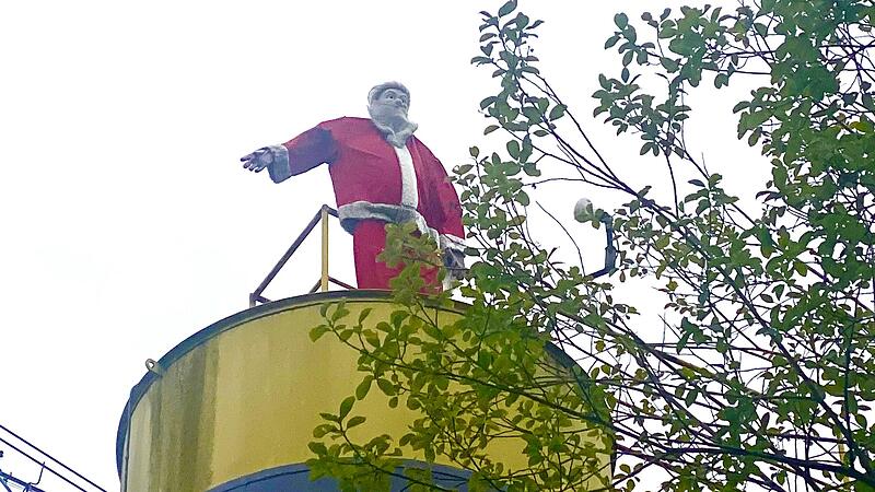 Kurioser Anblick in Niederfüllbach im Landkreis Coburg: Der roter Weihnachtsmann steht plötzlich sogar im Sommer auf gelben Silos einer Firma. Kurioser Anblick in Niederfüllbach im Landkreis Coburg: Der roter Weihnachtsmann steht plötzlich sogar im Sommer auf gelben Silos einer Firma.