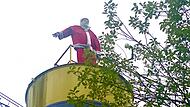 Kurioser Anblick in Niederfüllbach im Landkreis Coburg: Der roter Weihnachtsmann steht plötzlich sogar im Sommer auf gelben Silos einer Firma. Kurioser Anblick in Niederfüllbach im Landkreis Coburg: Der roter Weihnachtsmann steht plötzlich sogar im Sommer auf gelben Silos einer Firma.