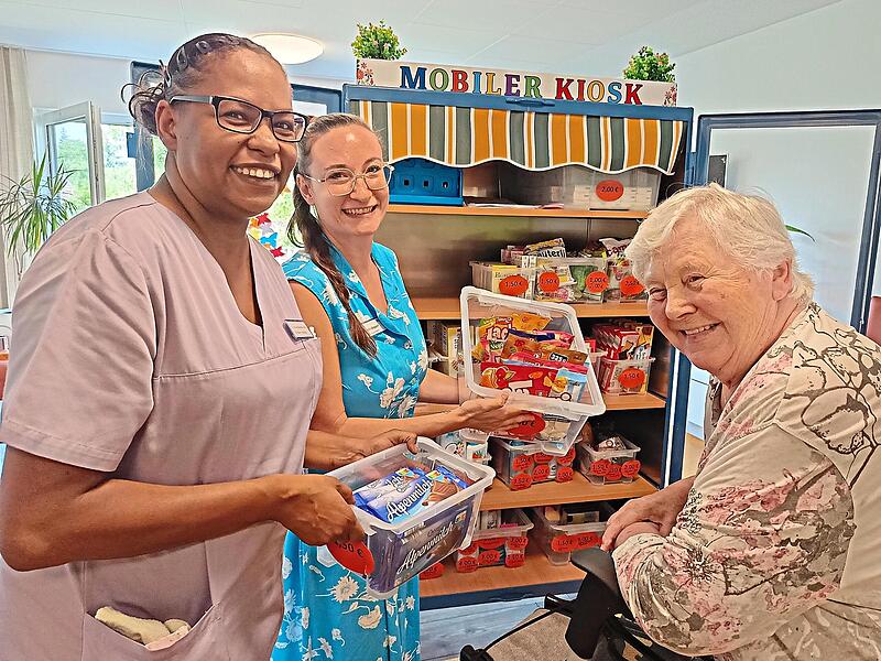 Mehr als ein Projekt, vielmehr Herzensangelegenheit: Der mobile Kiosk im Mainleuser Stift wurde von Pflegefachkraft Elizangela Silva de Santana Juhas (links) ins Leben gerufen.Diakonie Kulmbach Mehr als ein Projekt, vielmehr Herzensangelegenheit: Der mobile Kiosk im Mainleuser Stift wurde von Pflegefachkraft Elizangela Silva de Santana Juhas (links) ins Leben gerufen.Diakonie Kulmbach