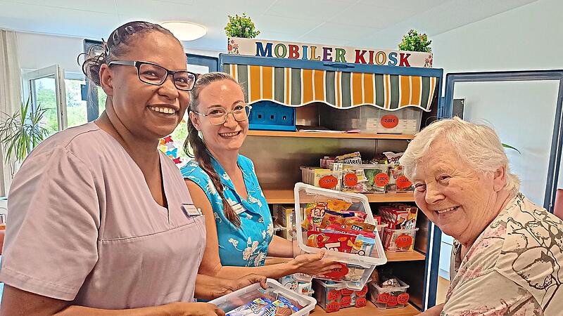 Mehr als ein Projekt, vielmehr Herzensangelegenheit: Der mobile Kiosk im Mainleuser Stift wurde von Pflegefachkraft Elizangela Silva de Santana Juhas (links) ins Leben gerufen.Diakonie Kulmbach