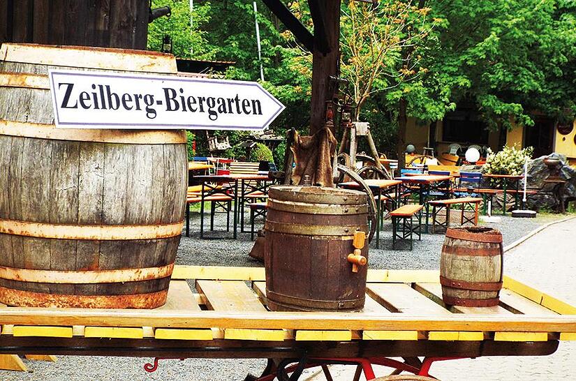 Noch ist es menschenleer, doch auch der Zeilberg-Biergarten  steht für eine mögliche Öffnung bereit.