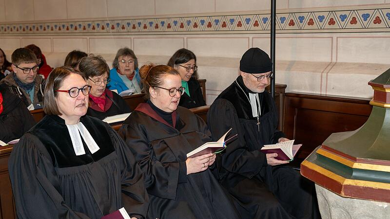Pfarrerin Christiane Börstinghaus, Prädikantin Kristina Holler und Dekan Bernhard Petry (von links) in Oberreichenbach. Pfarrerin Christiane Börstinghaus, Prädikantin Kristina Holler und Dekan Bernhard Petry (von links) in Oberreichenbach.