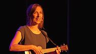 Sarah Hakenberg bei ihrem Auftritt im Kissinger Kurtheater Sarah Hakenberg bei ihrem Auftritt im Kissinger Kurtheater