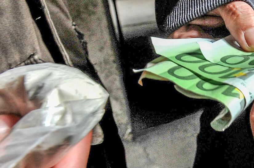 Ware gegen Geld – Symbolfoto eines Drogenhandels.