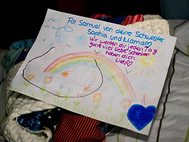 Mutter Laura hat gemeinsam mit ihrer Tochter ein Bild für ihren erkrankten Sohn Samuel gemalt. Mutter Laura hat gemeinsam mit ihrer Tochter ein Bild für ihren erkrankten Sohn Samuel gemalt.