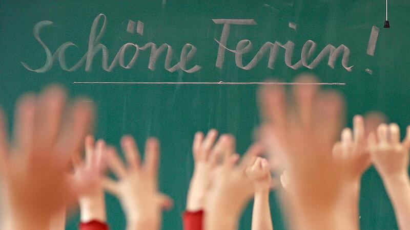 Schulkinder freuen sich auf die Sommerferien.