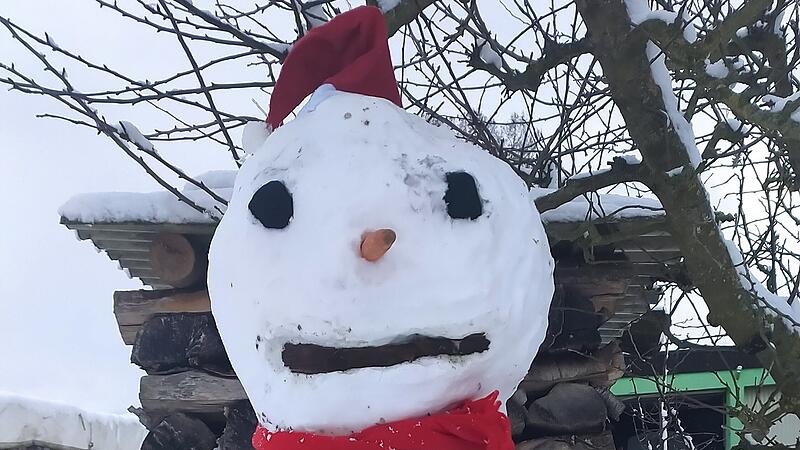 Der Bamberger Neujahrsschneemann darf eine Weihnachtsm&uuml;tze tragen.