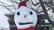 Der Bamberger Neujahrsschneemann darf eine Weihnachtsm&uuml;tze tragen.