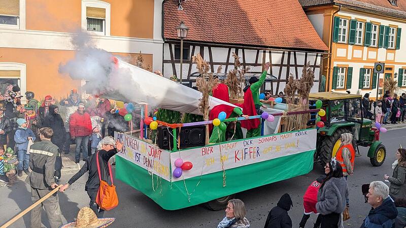 Eine Riesen-„Tüte“ hüllte den Ortskern zeitweise in dichte Schwaden.