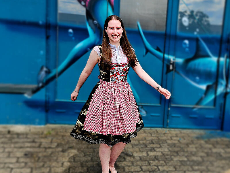 Camouflage trifft Dirndl – sicherlich eines der außergewöhnlichsten Kleidungsstücke, die das diesjährige Sandmadla anziehen wird.